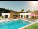 Construction d'une maison en agglos de 20 avec des débords de toit et piscine de 8x4