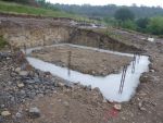 Coulage des fouilles avec du béton dosé à 350 kg et chainage 8x8 tor de 10 en attente