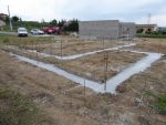 Coulage des fouilles avec du béton dosé à 350 kg et fers en attente de 10