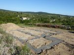 Coulage des fouilles avec du béton dosé à 350 kg et fers en attente de 10