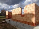 Elévation des murs de briques