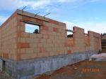 Elévation des murs de l'habitation et coffrage des linteaux