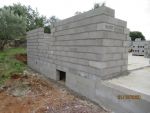 Élévation des murs en agglo de 20 cms 3 alvéoles de la maison 1