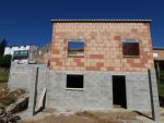 Elévation des murs en briques, chantier prêt pour la charpente
