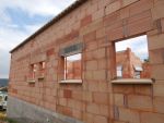 Elévation des murs, réalisation du rang de génoises et pose des appuis de fenêtre