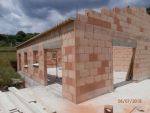 Fin de l'élévation, pose des coffres de volets, coulage des linteaux, pose des appuis, réalisation des seuils et un rang de génoises