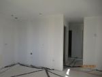 Plafond peint et murs attente de la 2° couche après carrelage