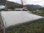 Plancher isolant de la maison coulé