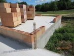 Elévation des murs en briques