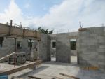 Élévation des murs, pose des volets roulants et coulage des linteaux