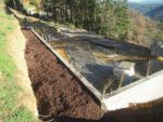 Mise en place de la pouzzolane pour faciliter le drainage et retenir les terres