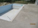 Pose des margelles et caniveaux de la piscine