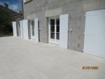 Pose du carrelage de la plage autour de la piscine