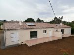 Vue sur les terrasses et les panneaux des chauffe-eau solaires